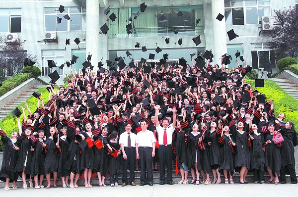 我校2010届毕业典礼暨授位仪式隆重举行