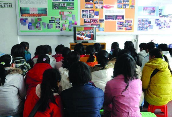 两会召开师生同庆———我校师生关注十一届全国