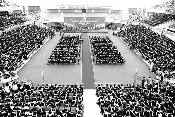 四千毕业生挥手告别母校