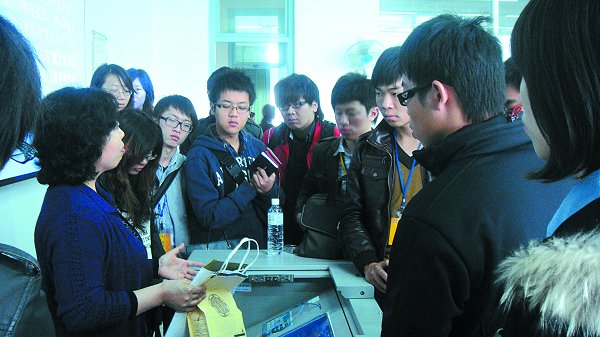 保险学院打出“组合拳”