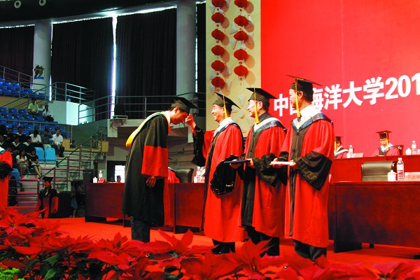 2010届毕业典礼暨学位授予仪式隆重举行23