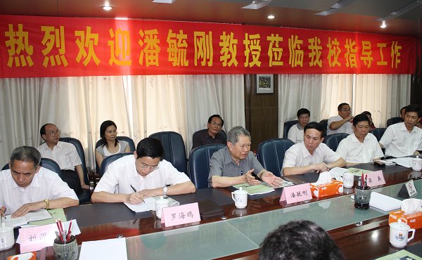 国际著名化学家潘毓刚莅校指导讲学