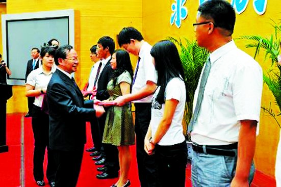 我校举行2010年研究生毕业典礼暨学位授予仪