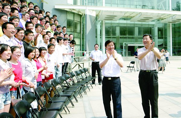 校领导与二〇一〇届本科毕业生合影