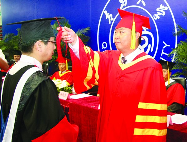 我校举行2010年研究生和本专科生毕业典礼