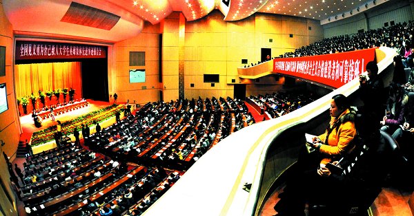 6场报告200次掌声英雄集体先进事迹报告团载