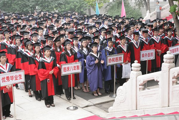 我校2010届毕业典礼及学位授予仪式隆重举行