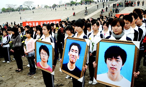 我校近千名师生宝塔湾畔祭英雄