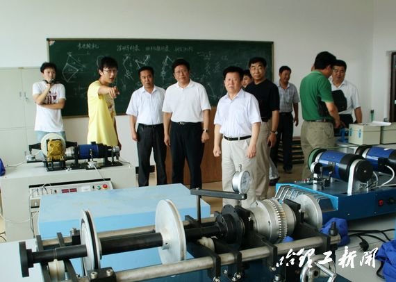 校党委书记高军、校长李大勇到荣成学院视察工作