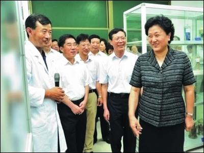 中共中央政治局委员国务委员刘延东视察烟台大学