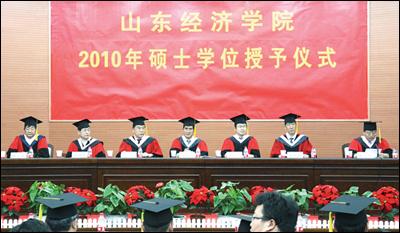 学校举行2010届毕业生毕业典礼