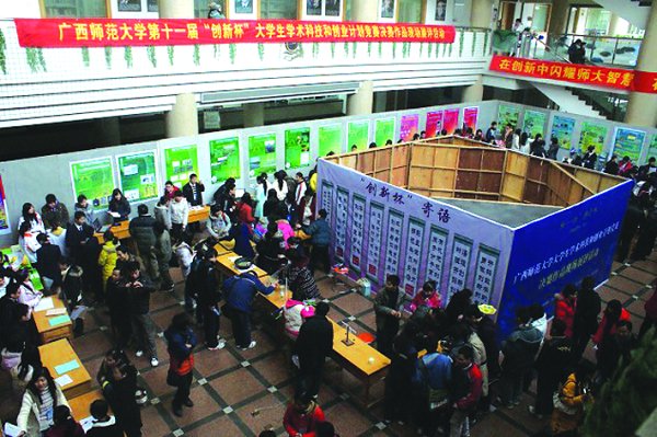 我校举行第十一届“创新杯”决赛作品现场展评活