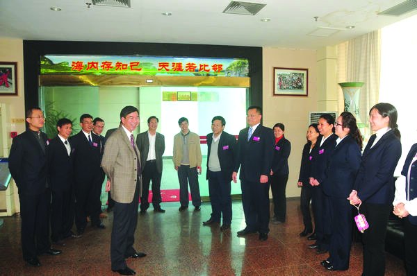 梁宏校长走访检查学校各部门开学准备情况