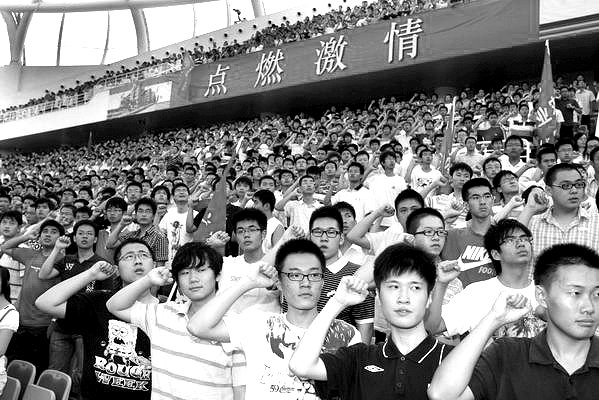 携手联动关爱随行近万新生入学