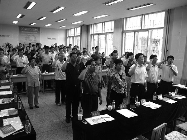 千帆竞秀求实效党旗飘飘促发展