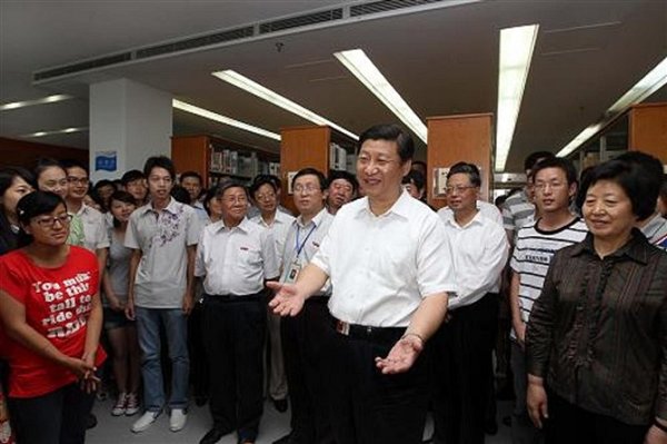 把握世界脉搏努力奉献社会