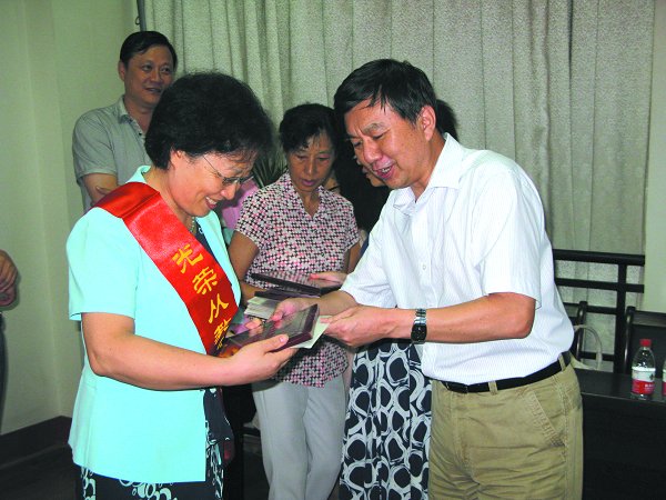 我校隆重召开教师节表彰大会暨中青年教师座谈会