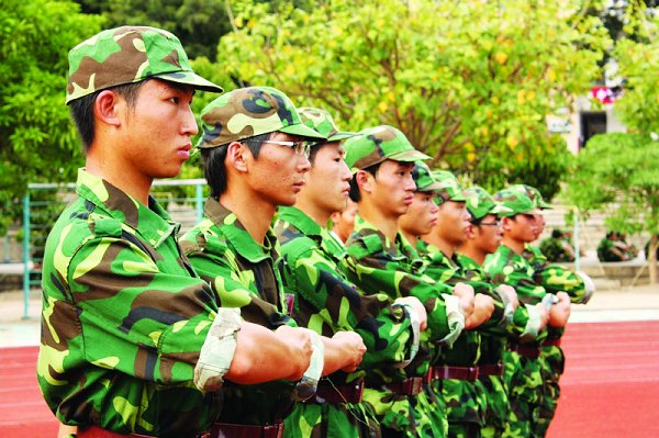 在橄榄绿色中——2010级新生军训侧记