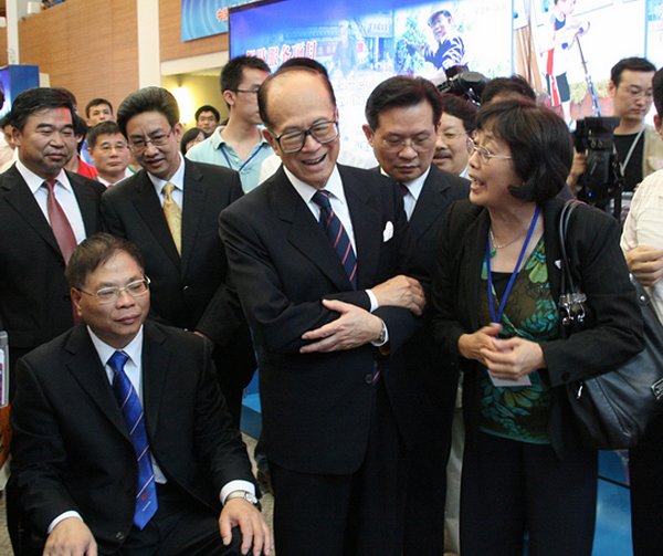 李嘉诚先生寄语毕业生：能成就大业，能出类拔萃