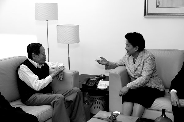 刘延东看望杨振宁先生