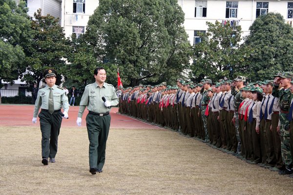 2010级新生军训汇演暨总结表彰大会隆重举行