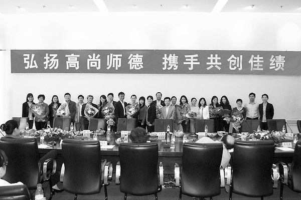 传帮带创佳绩35对新老教师牵手拜师会