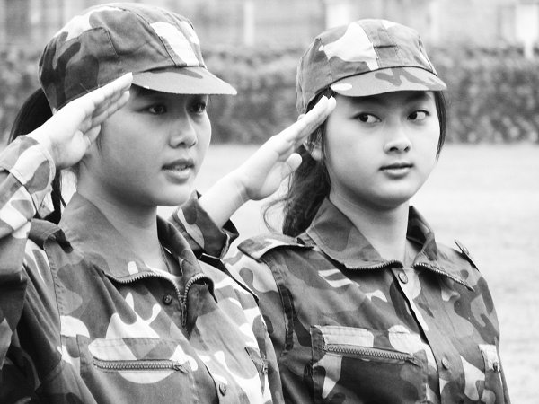 “青春”在橄榄绿中闪光