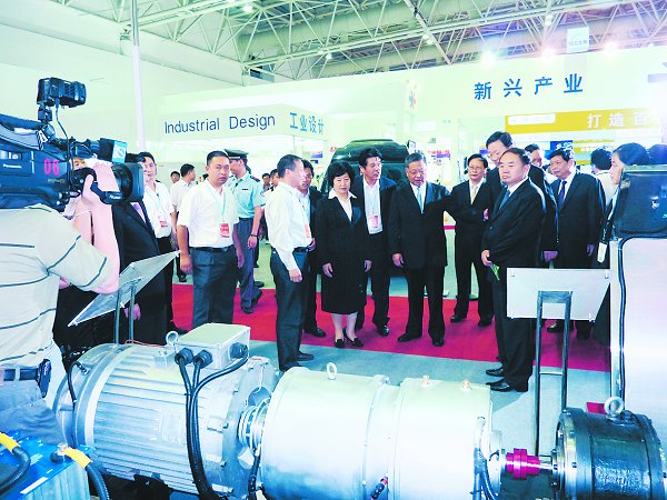 省委书记孙春兰、省长黄小晶参观我校（6·18