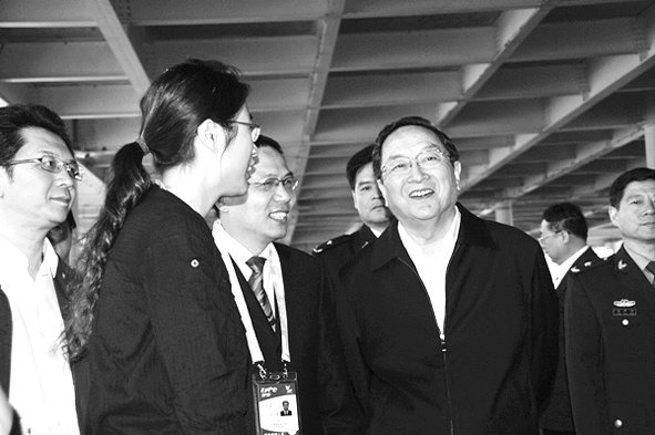 俞正声韩正殷一璀亲切慰问我校志愿者