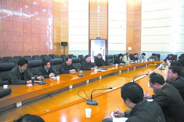 校党委中心组专题学习十七届五中全会精神