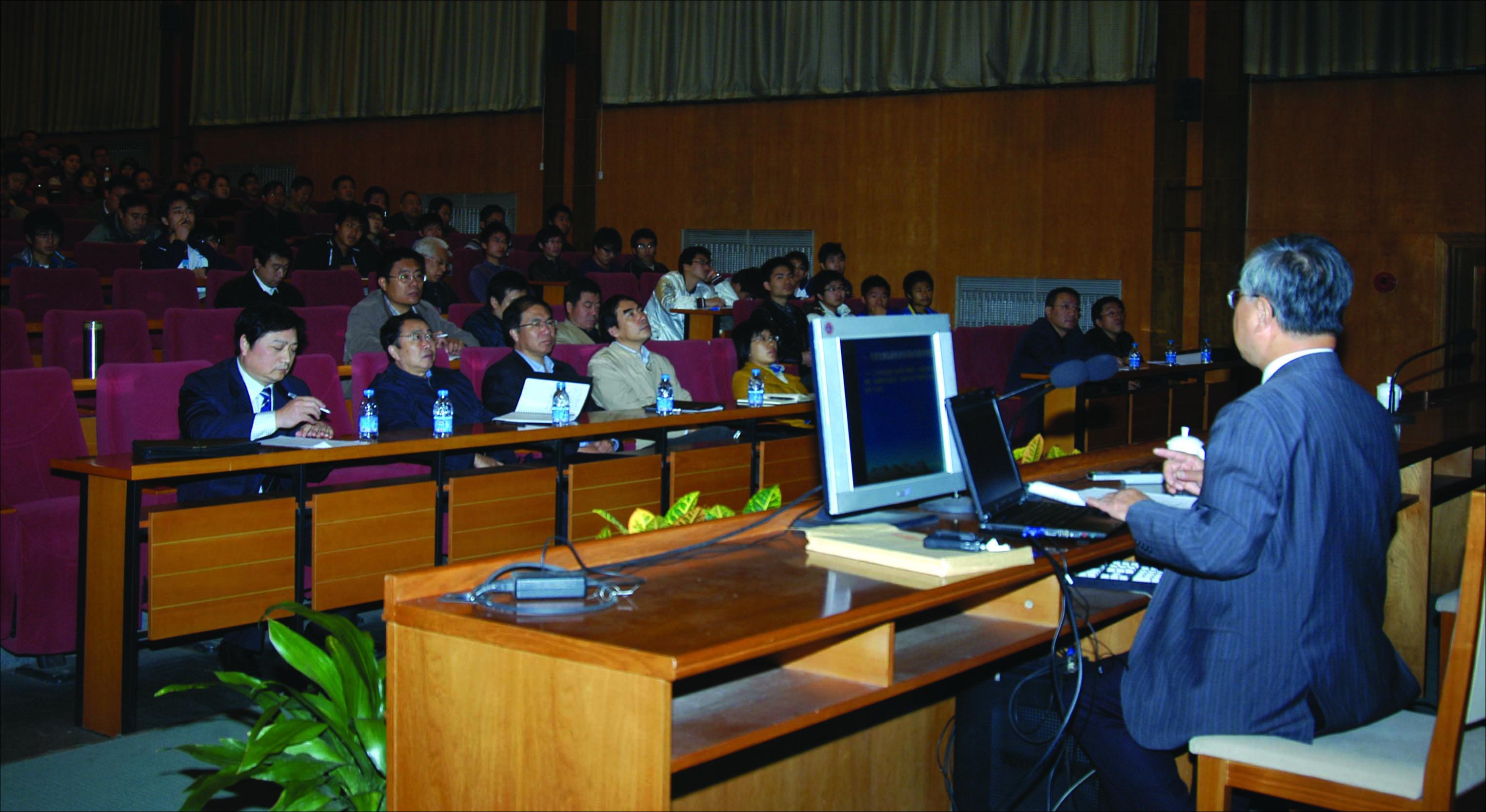 全国人大常委、环资委主任汪光焘来校作报告