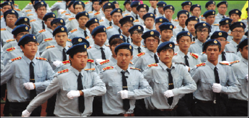 军训汇报威武雄壮，4000新生正式开学