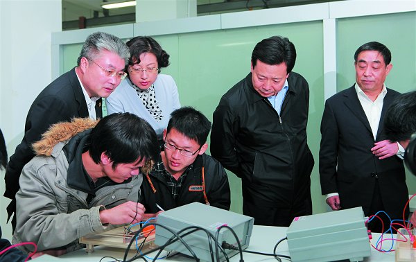 省委常委、青岛市委书记李群在我校调研时指出