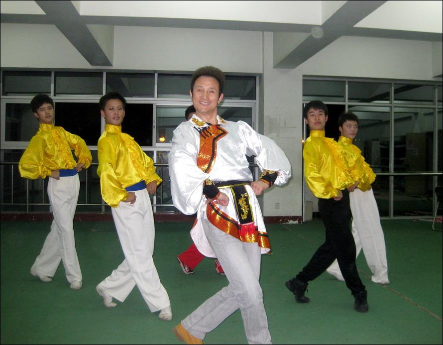               路耀武老师(中)给