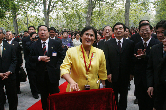 泰国公主诗琳通来校访问