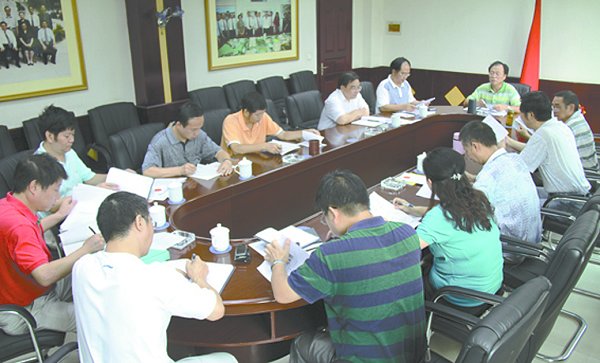 校党委召开党委中心组理论学习会