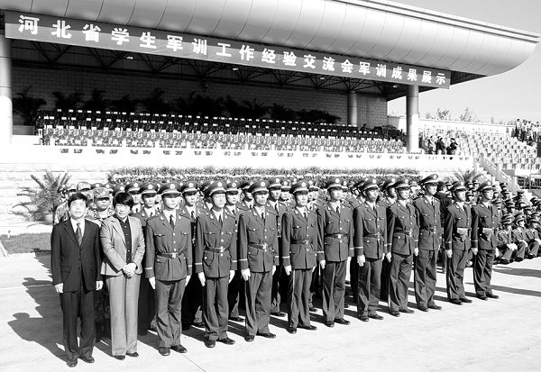 90名新生组成的军训方队尽展风姿