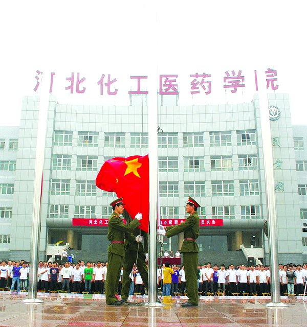 把国旗班打造成德育教育示范岗和爱国主义风景线