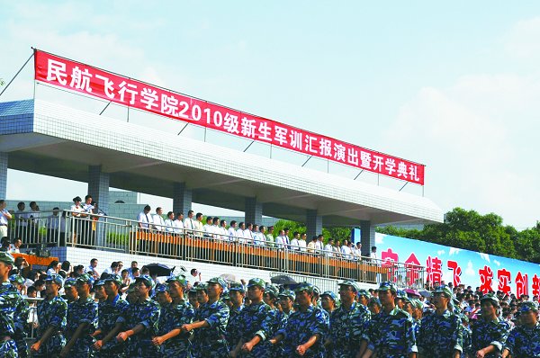 军训凯旋新生汇报表演提振飞院精神