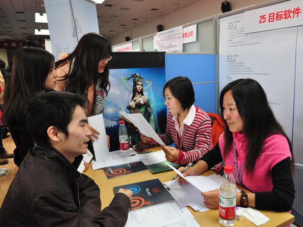 校园“双选会”拉开就业大幕