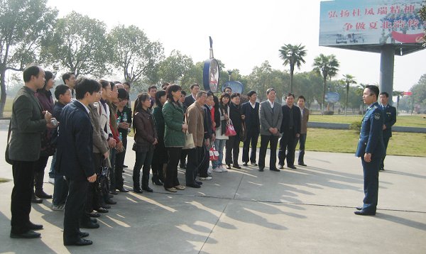 学习解放军光荣传统加强基层组织建设