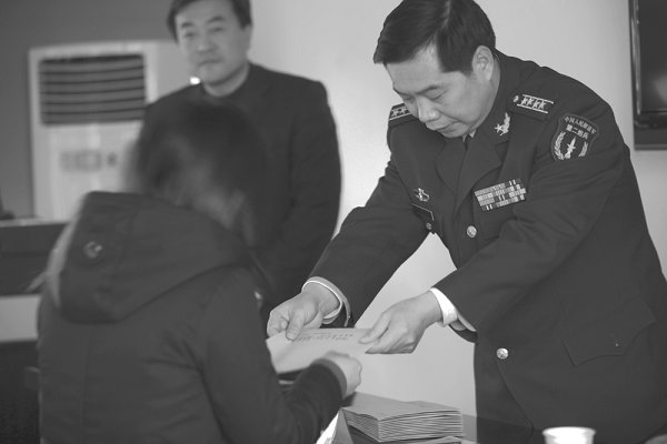 暖锋过境：96301部队资助我校贫困学子