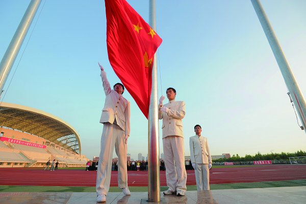 我校隆重举行“升国旗唱国歌”活动