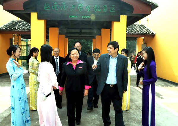 全区本科院校教育教学工作座谈会代表到我校考察