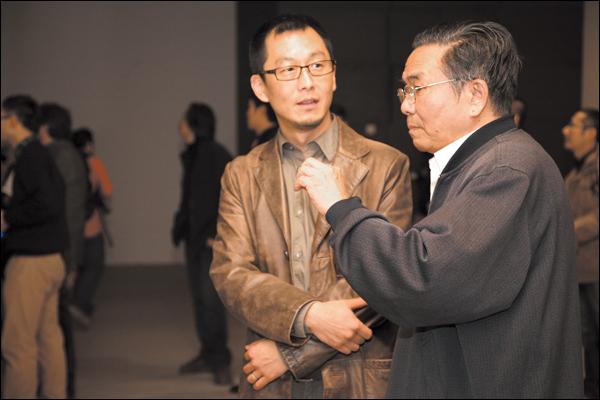 前党委书记丁士中在设计学院副院长王川陪同下观展