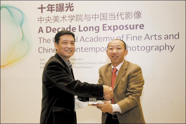 佳能公司代表向我院赠送器材