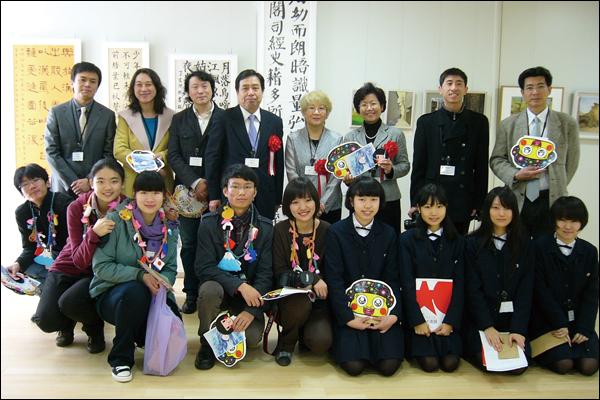 2010年11月6日，以附中党支部书记兼副校长许娟为团长的附中师生访问团一行11人，赴日本女子美术大学附属高等学校·中学校进行为期一周的参观交流。
