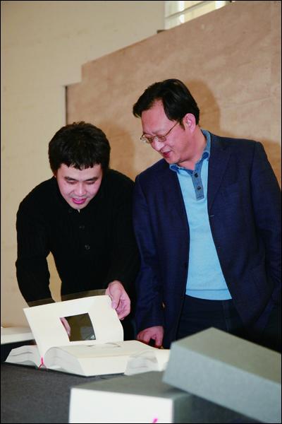 庄冬冬同学为孙红培书记介绍作品
