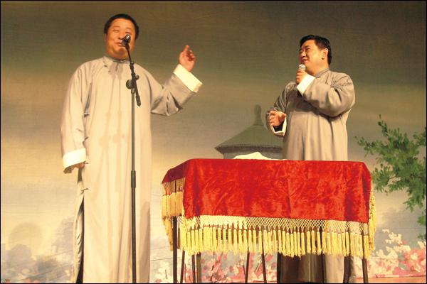 10月28日,北京市曲剧团在多功能厅进行专场演出