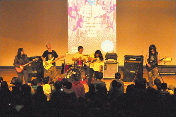 11月15日，设计学院主办2010 年“走啸音乐节”在多功能厅激情开场